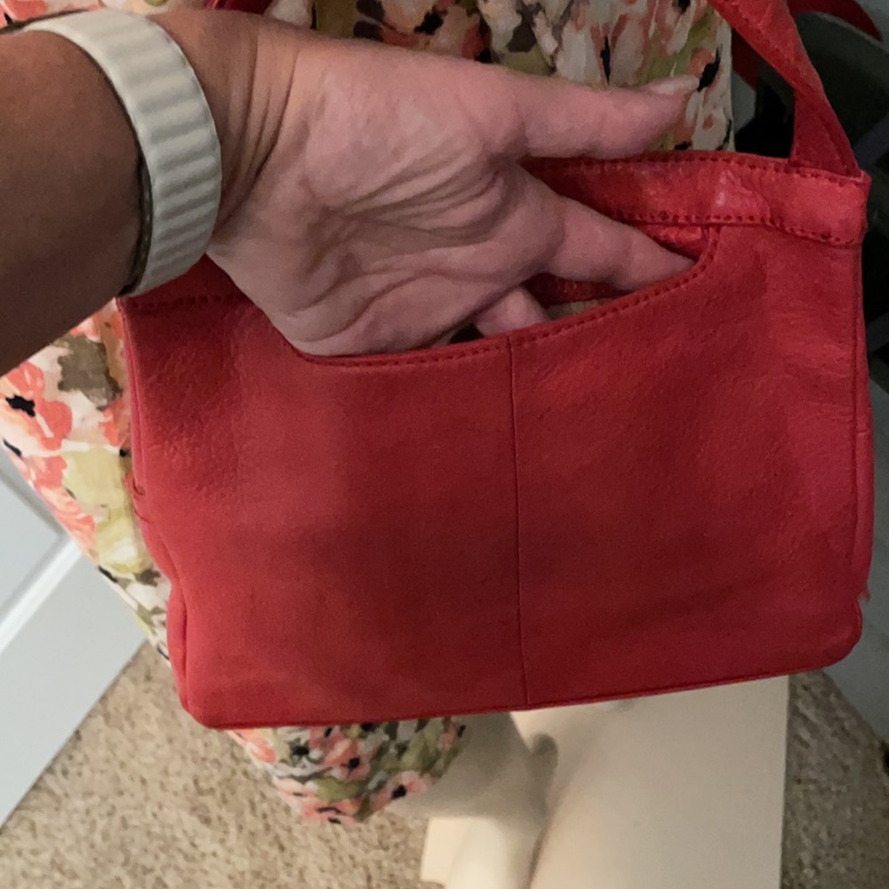 Hobo International red leather crossbody bag w/tassel - Picture 6 of 12